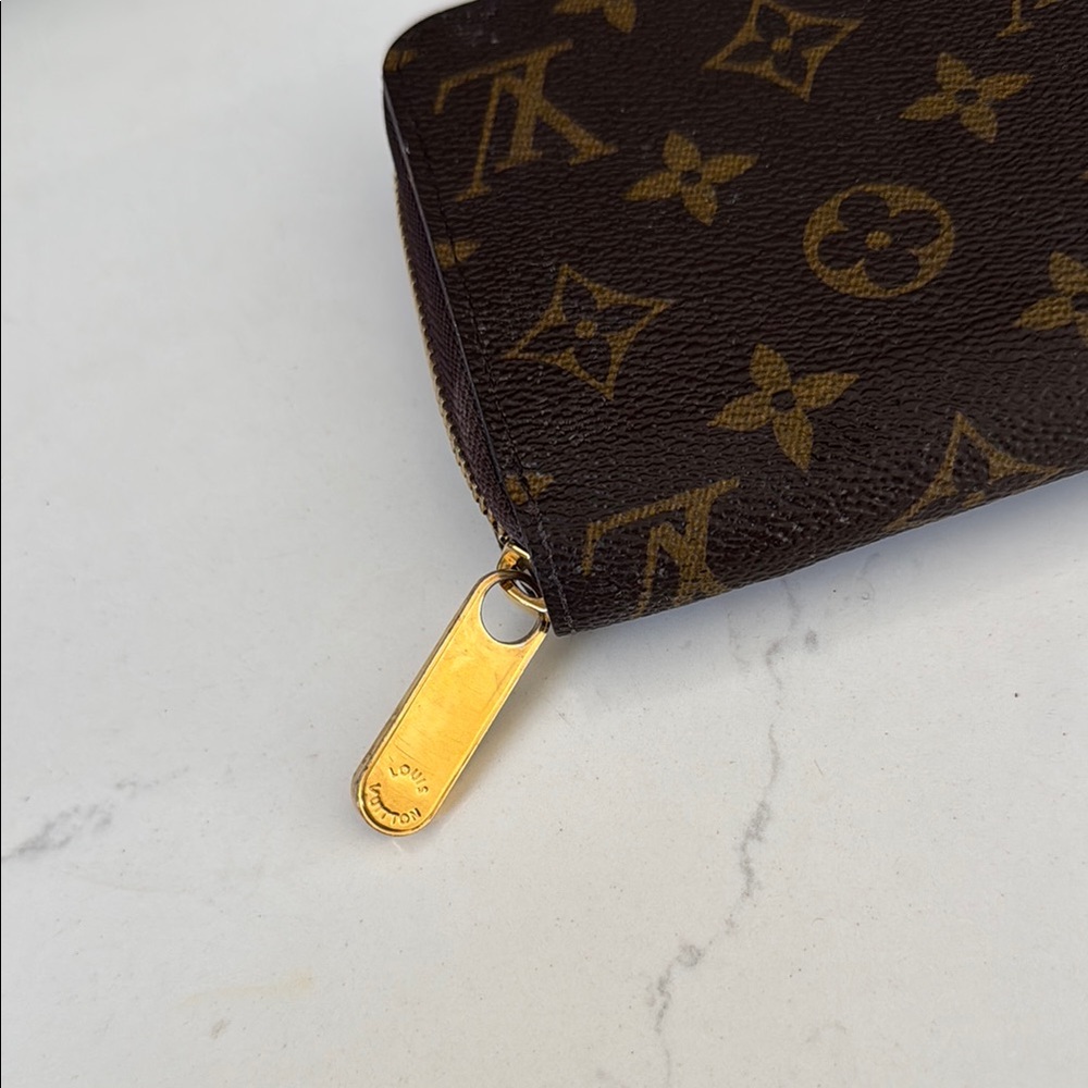 Louis Vuitton Brown Monogram Wallet  

The Zippy Wallet - Picture 2 of 11